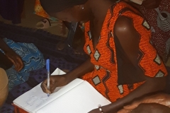 Die Frauen haben eine Initiative gebildet, in der sie sich regelmäßig treffen, um über den Zustand der Ernte zu reden. Wie gut war die Ernte? Was kann man besser machen? Hier werden Ideen gesammelt, um die Ernte zu verbessern.