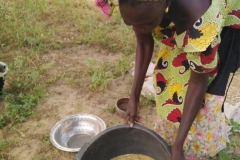 Uns wird gezeigt, was aus dem geernteten Getreide gemacht wird.