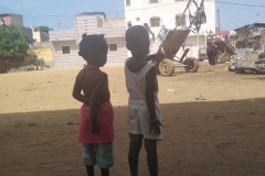 Die beiden Kinder blicken gerade in ihr Umfeld und entdecken ein müdes Pferd.