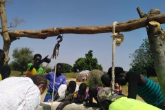 Verstopfung durch Müll und Steine muss am Grund des Brunnens entfernt werden