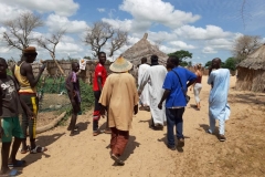 Die Gruppe führt uns zum Brunnen, der repariert werden muss.
