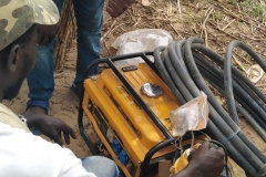 Projekt Fraueninitiative in Gapo: Als nächstes wird sich ein Stromgenerator angesehen. Kann man damit noch was anfangen?