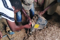 Nun ein Blick auf das nächste Gerät. Aufgrund der Schäden, kann man schwer erkennen, was das einmal war. Doch was anderes haben sie nicht.