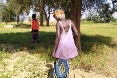 Die älteste Dame möchte uns was zeigen. Sie trägt stolze 90 Jahre!