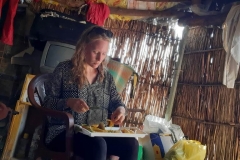 Die Familie versorgt dich gut und kocht dir jeden Tag deine Wunschspeise. Da wird auch gerne in der Küche geholfen, so gut man kann. Auch wenn es nur das Zuschneiden des Snacks ist.