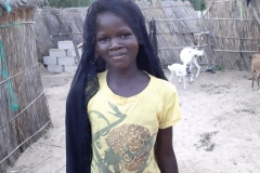 Das ist Mame Diarra. Sie ist 13 Jahre alt und besucht die Schule. Sie ist voller Power und weiß es nicht auszuleben. Ein Sportverein wäre ideal.