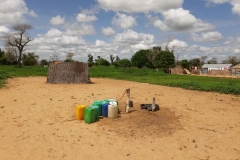 Hier befindet sich ein angebauter Wasserhahn. Dort kann das Wasser für die Pflanzen geholt werden oder zum Waschen. Die Waschecke befindet sich hinter der Strohwand.