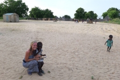 Die kleine Malia lebt in Diouman. Sie freute sich sehr über unseren Besuch.