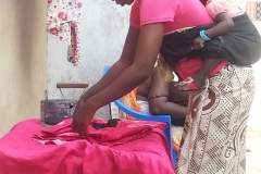 So sieht der Alltag in Dakar aus.  Das Kind auf den Rücken und die Kleidung mit altem Bügeleisen bügeln.