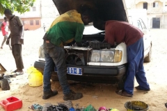 Die alten Autos, die aus dem Ausland geliefert werden, müssen täglich repariert werden. Doch neue Autos gibt es nicht so viele.