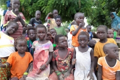 Das sind die Kinder des Dorfes Diouman.