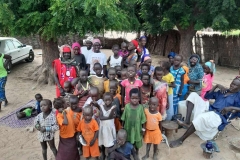 Wir stellten sie zusammen für ein Foto mit den Kindern, Müttern und Großeltern.