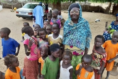 Oma Khady sorgt für ihre Enkel und zieht sie mit viel Liebe groß.