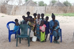 Opa Banique freut sich über das erste Familienfoto mit seinen Enkelkindern.