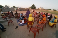 Die Mitgliederinnen der Fraueninitiative treffen sich für eine Versammlung  in Gapo, um über ihr Anliegen zu reden.