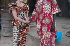 Freundlich begrüßt sie uns in ihrer Kommune.