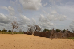 Die majestätischen Wolken ziehen am Nachmittag über das Dorf Patar