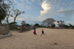 Große freie Flächen werden von den Kindern zum Fangenspielen genutzt