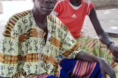 Die Heilerin Diattou stellt uns ihre Schwester vor.