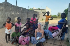 Ein bisschen plaudern und spielen mit den Kindern macht den Tag noch schöner.