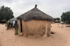 Hier ist eines der wenigen Häuser, die in den Dörfern aus Lehm gebaut werden. Ein Vorteil ist, dass es innen etwas kühler ist, aber auch dunkler.