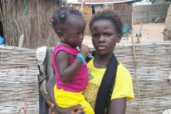 Das ist ein Foto von Mame Diarra mit ihrer jüngsten Cousine auf dem Arm.