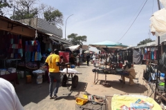 Der Markt verkauft  viel chinesische Kleidung, die China ihnen spendet. Allerdings fordert China dafür ihren Müll kostenfrei in Senegal ablagern zu dürfen.