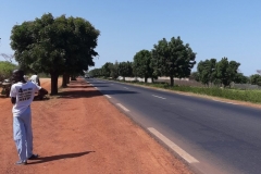 Das Bild zeigt die lange und einzige Straße von Dorf zu Dorf an.