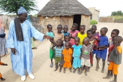 Bereit für ein Foto? Opa Dominique weist die Kinder zu Recht.  Es soll ja schließlich ein schönes   Foto werden.