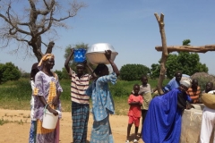Wie bekannt ist, tragen die Frauen in Afrika ihr Gepäck auf dem Kopf. Das machen sie, weil sie immer schwer zu tragen haben und der Kopf mehr Gewicht aushält als die Arme. Zudem ist es besser für den Rücken.
