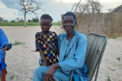 Opa Banique zeigt seinen Enkeln viel Liebe und Stolz.