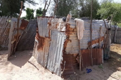 Hinter dieser Absperrung befindet sich das »Badezimmer«. Die Toilette und Dusche ist dort vorzufinden. Doch Toiletten und Duschen sind nicht das, was wir kennen…die Toilette ist ein Loch im Boden und die Dusche ein Eimer mit Wasser.