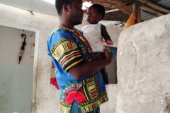 Der Kleine auf dem Arm kann jetzt endlich auch mal über die Käfigwand gucken.