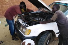 Die alten Autos, die oft in Afrika landen, werden von den Einwohnern genutzt. Das hat zur Folge, dass sie sehr oft die Reparatur benötigen.