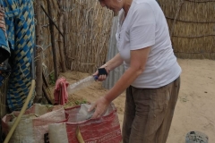 Mülleimer gibt es nicht. Die Einwohner wissen nicht wohin mit ihrem Müll und lassen es einfach auf dem Boden liegen. Darum suchen wir uns eine Tüte und sammeln alles auf.