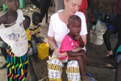 In Patar kommen alle Kinder neugierig. Vielleicht haben wir ja was für sie mitgebracht?!
