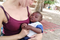 Viele Mütter geben dir ihre kleinen Kinder auf den Arm, um dir deutlich zu machen, wie wichtig die Kinder und ihre Zukunft für sie sind.