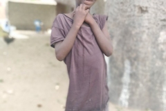 Dieses Mädchen sah das erste Mal eine Kamera und erlaubte ein Bild von sich machen zu lassen. Als sie das Bild sah, zeigte sich ein Lächeln bei ihr.