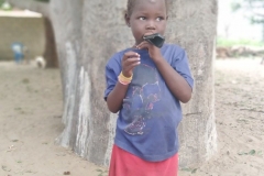 Auch das Kind wollte gerne ein Foto von sich. Ihr Bild ist bedeutungsvoll, da man ihrer Stirn ansieht, dass ein Arzt dringend gebraucht wird.