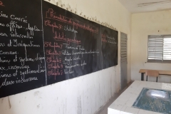 Ein Blick durch das Klassenzimmer zeigt uns wenigstens noch eine nutzbare Tafel!