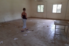 Bei unserem Besuch zeigten uns der Schuldirektor und sein Partner ein Klassenzimmer, der aufgrund der schimmligen Wände nicht genutzt werden kann.