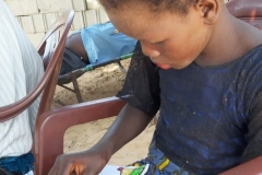 Mame Diarra nutzt die Zeit aus, in der sie die Stifte und Papier haben, solange es noch nicht aufgebraucht ist.