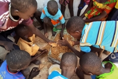 In Tocassone bringen wir den Kindern Lehm zum Kneten mit. Den Kindern fehlen Spielplätze und weiteres. Deshalb freuen sie sich über jede Unterhaltung.