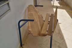 Viele Sitzbänke der Schule sind kaputt und haben leider keinen Ersatz.