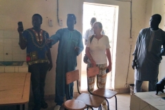 Der Schuldirektor und sein Partner führen uns in das Klassenzimmer.