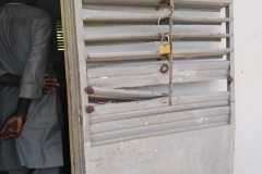 Das ist die Tür des Klassenzimmers. Sie ist schwer zu schließen und dient nur wenig Ruhe.