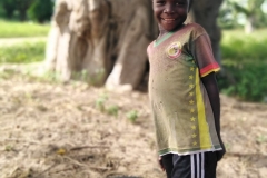 Dieser Junge spielte gerade in seinem Second-Hand Fußballtrikot mit dem Gummirad und wollte zur Freude ebenfalls ein Foto haben. Wie schön es doch wäre, wenn sie sich nicht von Müll erfreuen müssten, sondern von ganz normalen Spielsachen.