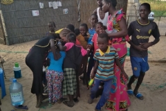 Nanu, was hat sie denn da? Neugierig entdecken die Kinder die mitgebrachten Stifte und das Papier.