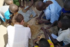 Beim Kneten machen auch die Erwachsenen mit.